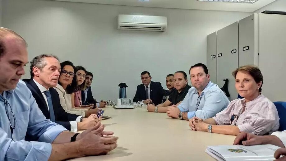 O presidente da Famasul, Marcelo Bertoni, o advogado Gustavo Passareli, a deputada estadual Gleice Jane, o deputado Coronel David, o deputado federal Rodolfo Nogueira e a senadora Tereza Cristina participaram de reunião com outras autoridades