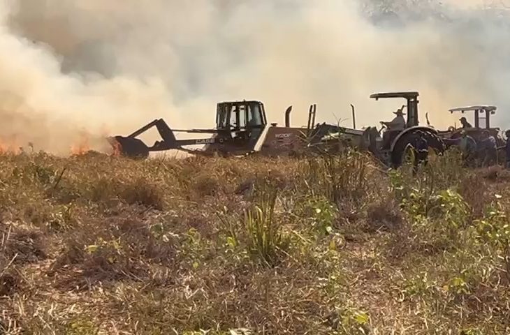 Um caminhão estava em um atoleiro, de areia, forçou demais e pegou fogo