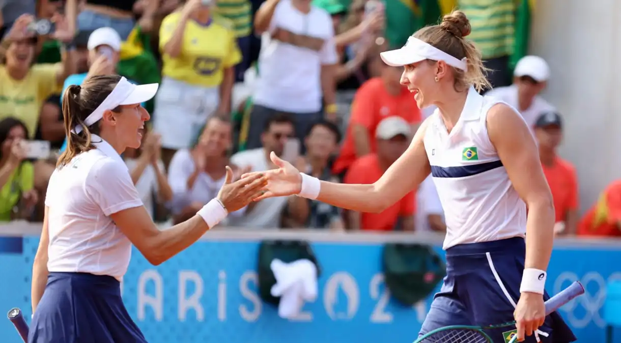 Luisa Stefani e Bia Haddad Maia estrearam com vitória nas duplas em Paris 2024