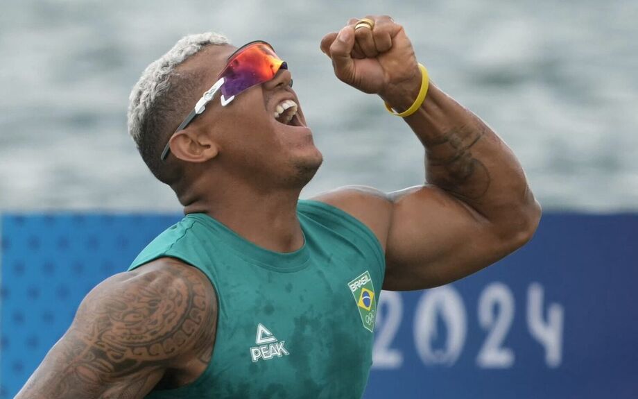 Isaquias teve reação histórica na final do C2 para garantir a medalha de prata em Paris.