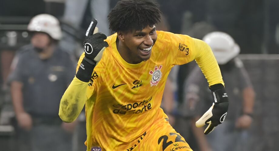 Hugo Souza defendeu três pênaltis para garantir o Corinthians nas quartas de final da Copa Sul-Americana