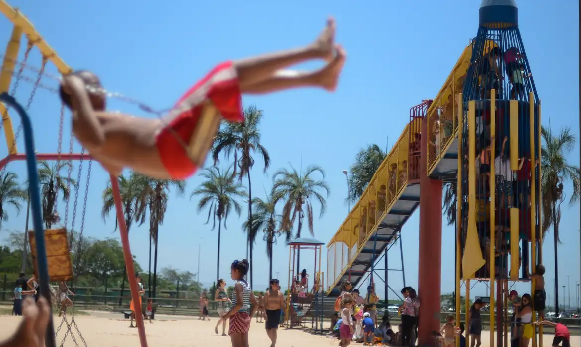 Plataforma 1MiO conecta jovens vulneráveis a vagas de grandes empresas e cursos de qualificação gratuita.