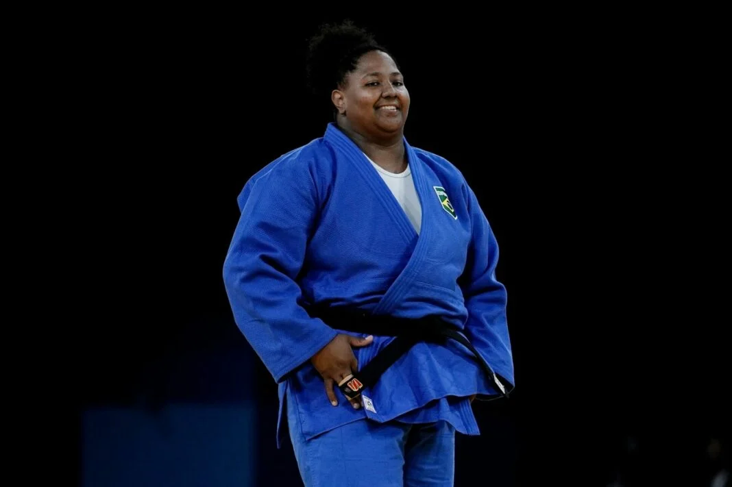 Beatriz Souza sorri após vitória em Paris