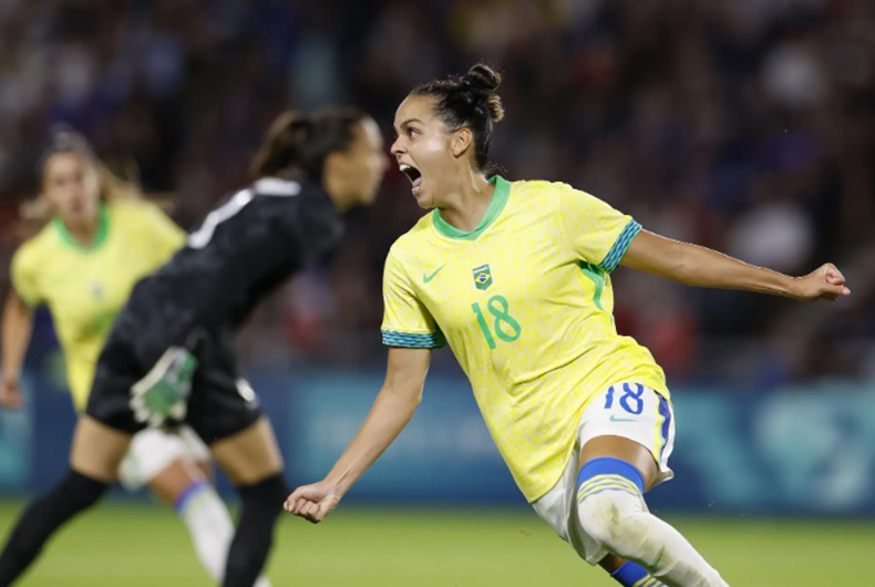 Seleção feminina de futebol marca no fim, despacha anfitriã França e vai à semi em Paris-2024