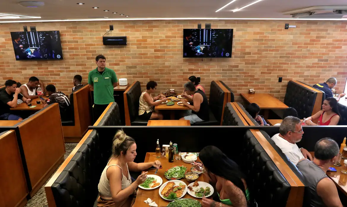 Cerca de 79% dos bares e restaurantes esperam um aumento nas vendas no Dia dos Pais em comparação com o ano passado, segundo pesquisa da Abrasel.