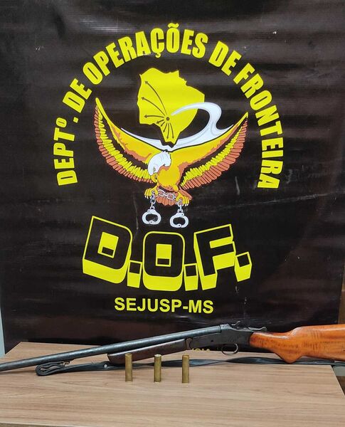 Policiais do DOF prenderam um homem de 40 anos por porte e posse ilegais de arma de fogo e munições em Itaporã, MS.