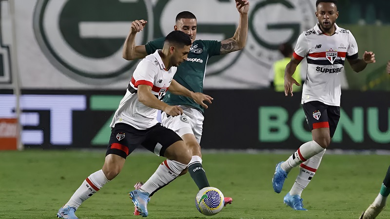 São Paulo empata com Goiás e avança às quartas da Copa do Brasil, em jogo marcado por confusão no final.