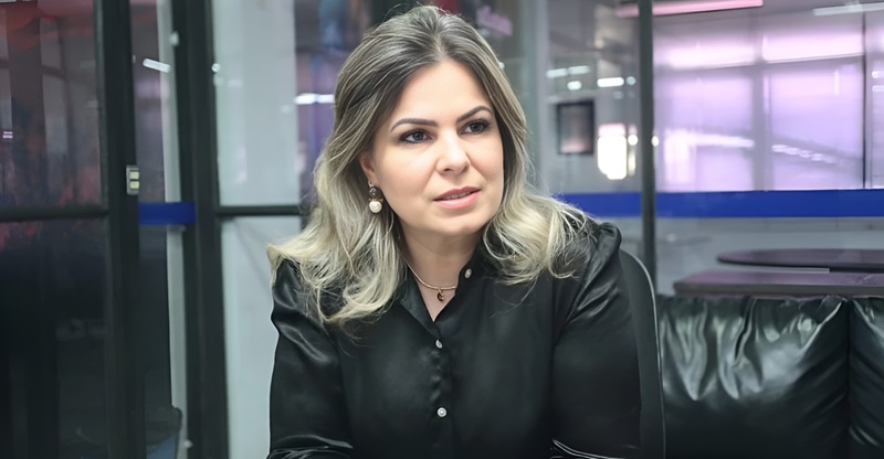Camila Nascimento de Oliveira, com uma carreira sólida na saúde pública, foi escolhida como candidata a vice-prefeita na chapa de Adriane Lopes, que busca a reeleição em Campo Grande.