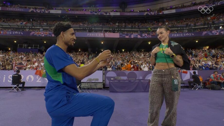 Brasileiro fica em 11º no salto triplo, mas pede namorada em casamento e emociona Paris