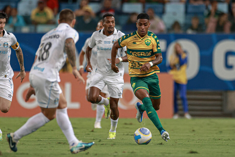 Em grande estreia de Braithwaite, Grêmio bate o Cuiabá e vence 3ª seguida no Brasileirão