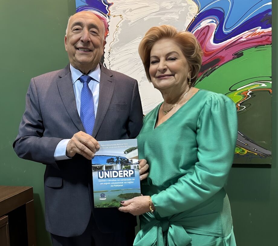 Professores Pedro Chaves e Therezinha dos Santos Samways no lançamento do livro Uniderp Sonhos e desafios na construção de um legado educacional na região do Pantanal.