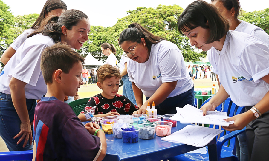 Caravava realiza ações para promover cidadania, atendimento de saúde e divulgação de conhecimentos científicos