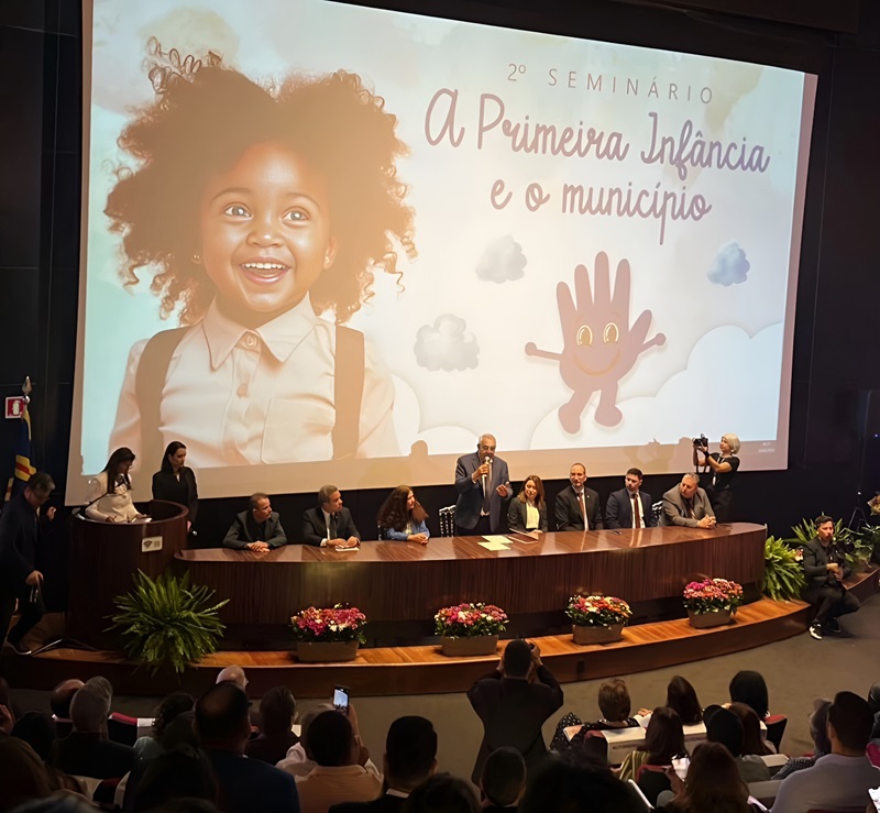 O 2º Seminário A primeira infância e o município realizado pelo TCE-MS atraiu grande público, com o auditório lotado, refletindo o interesse e a importância do tema.