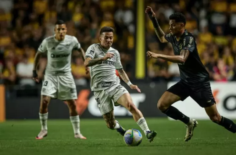 Bernard tenta levar o Atlético ao ataque e recebe a marcação do Criciúma.