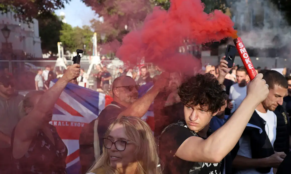 A violência nas ruas britânicas levou a mais de 100 pessoas presas e vários feridos