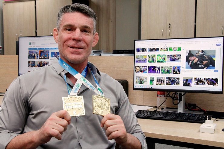Diretor de Informática na ALEMS, Enio Buzaneli mostra as medalhas dos títulos mais recentes em campeonatos de jiu-jítsu