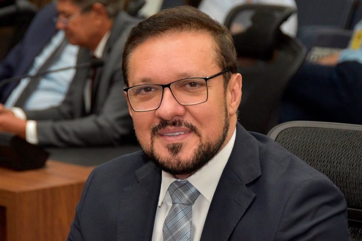 Deputado Lucas de Lima em sessão plenária; parlamentar é o autor da proposta
