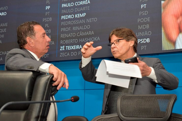 Gerson Claro e Paulo Duarte durante sessão plenária; deputados são os autores do projeto de lei