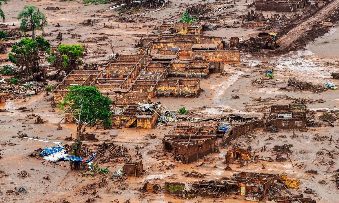 Área devastada pela lama após o rompimento da barragem da Vale, em Brumadinho, em 2019.