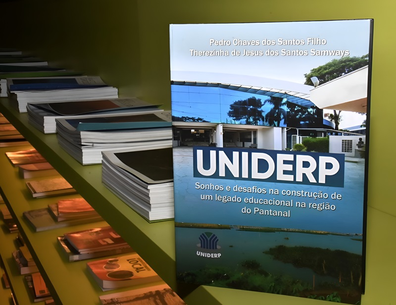 História do Cesup e Uniderp: O livro narra a trajetória do Cesup (Centro de Ensino Superior Plínio Mendes dos Santos) e da Uniderp (Universidade para o Desenvolvimento do Estado e da Região do Pantanal), instituições fundamentais para a educação em Mato G