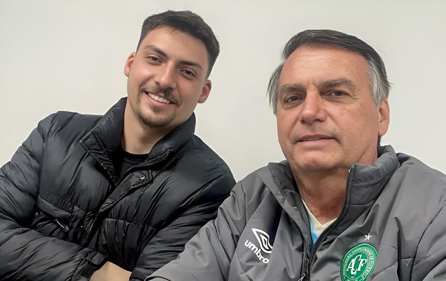 Bolsonaro ao lado de seu filho Renan