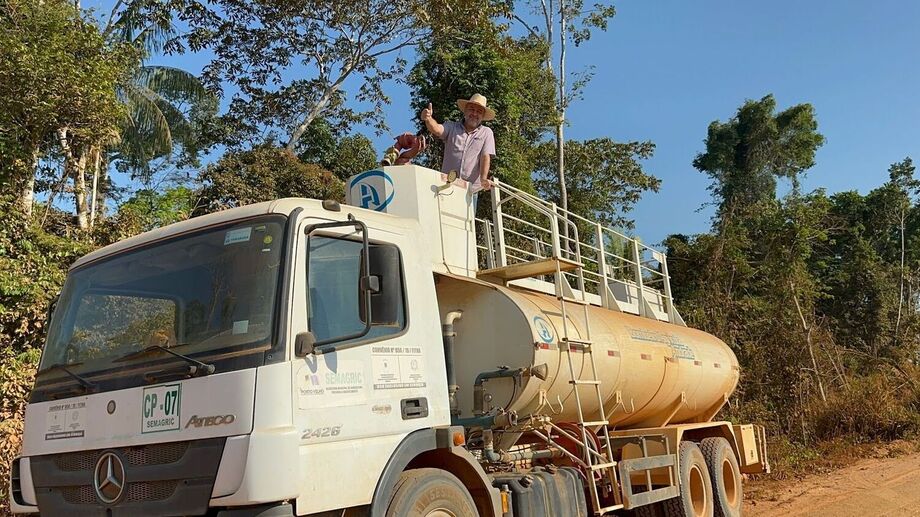 A aquisição do caminhão pipa é uma medida para combater a poeira nas ruas sem asfalto, uma solução temporária para um problema recorrente.