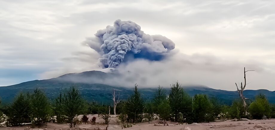Coluna de fumaça emerge do vulcão Shiveluch, na península de Kamchatka, na Rússia.  Foto: Vídeo do Instituto de Vulcanologia e Sismologia da filial do Extremo Oriente da Academia de Ciências da Rússia via AP