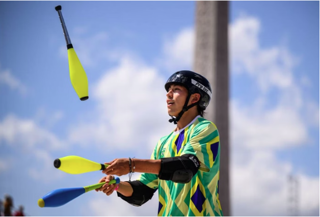 Conheça Augusto Akio, o Japinha, malabarista que conquistou o bronze no skate em Paris-2024