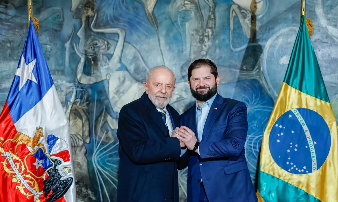 Presidente Lula foi recebido pelo presidente chileno, Gabriel Boric. Os acordos abrangem turismo, comércio, defesa, e combate ao crime organizado, entre outros temas.