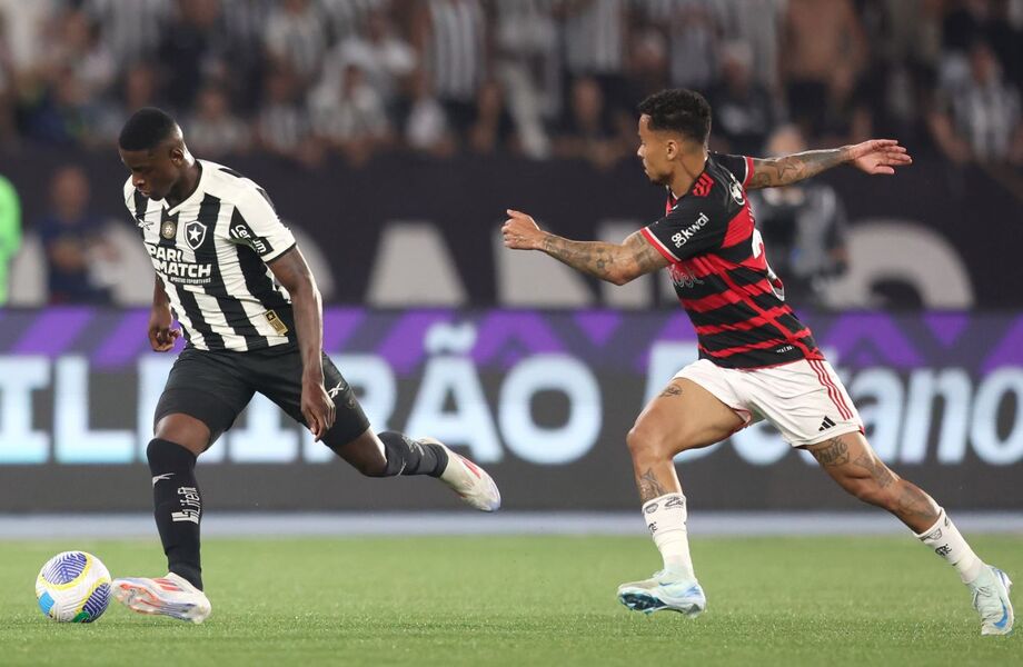 Botafogo domina o Flamengo, goleia o rival no clássico e reassume a liderança do Brasileiro