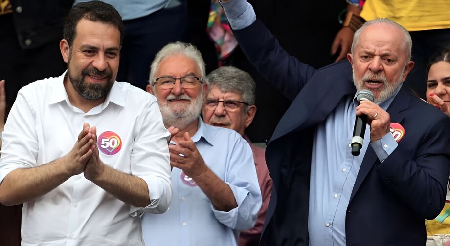 O presidente Luiz Inácio Lula da Silva participa de comício dos candidatos a prefeito e vice-prefeita, Guilherme Boulos (PSOL) e Marta Suplicy (PT), no sábado, 24, no bairro do Campo Limpo, na zona sul da capital paulista