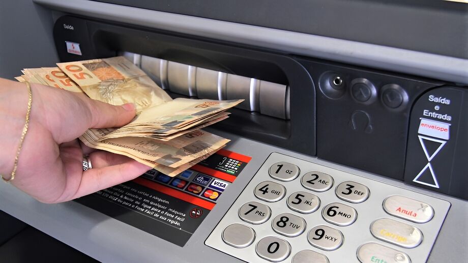 Os servidores estaduais de Mato Grosso do Sul terão os salários depositados nesta segunda-feira (30) e poderão realizar saques a partir de terça-feira (1º). O valor da folha de pagamento é estimado em R$ 400 milhões.