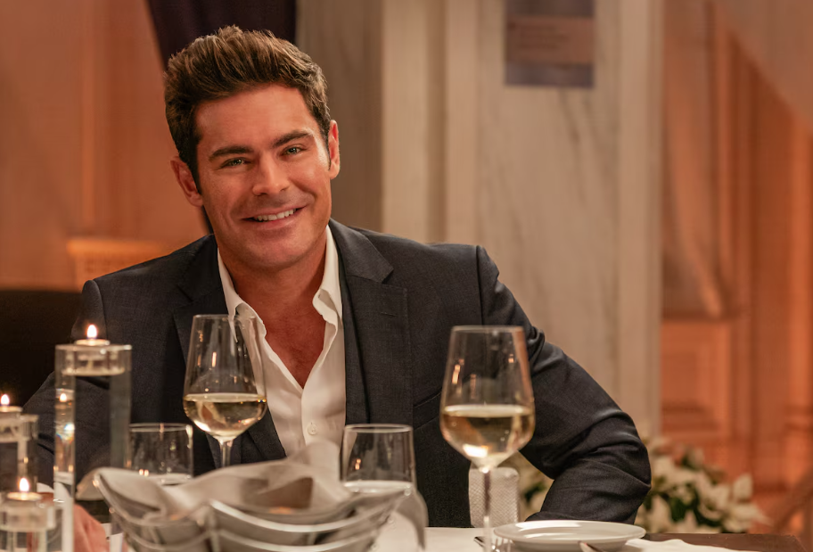 O ator Zac Efron sofreu um acidente em piscina em Ibiza, mas já está bem.