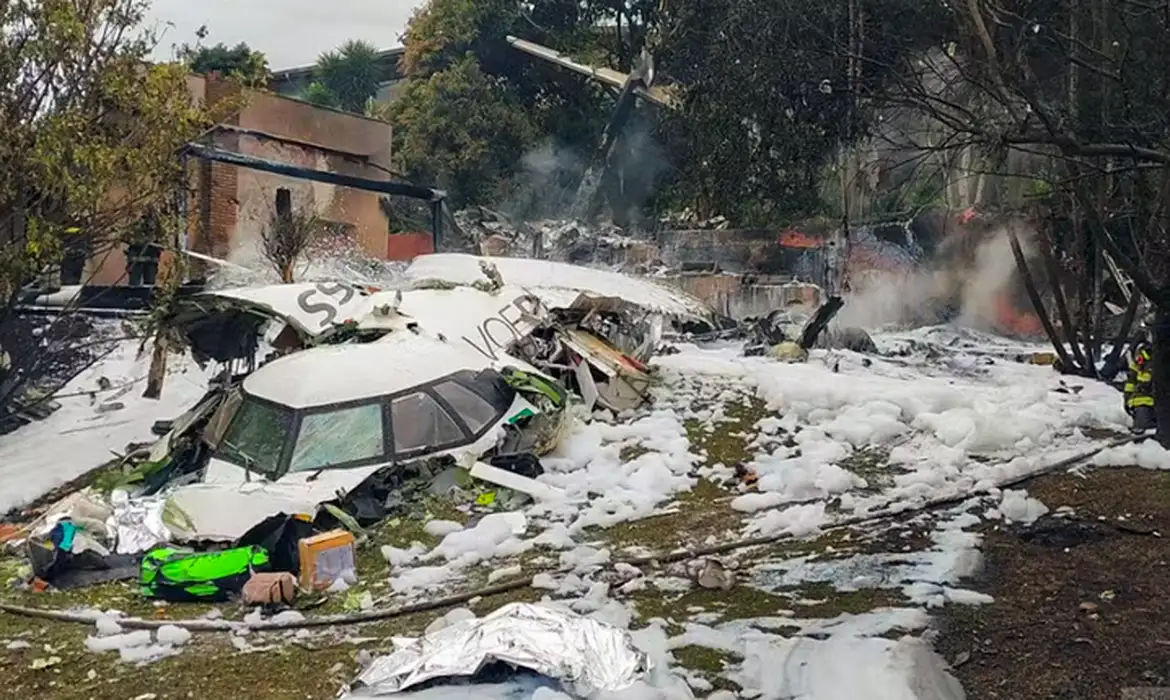Equipe francesa auxilia na remoção de motores da aeronave da Voepass