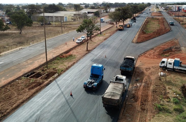 A obra de recapeamento da avenida Gury Marques, situada na região das Moreninhas, em Campo Grande, está prestes a ser finalizada pela Agesul