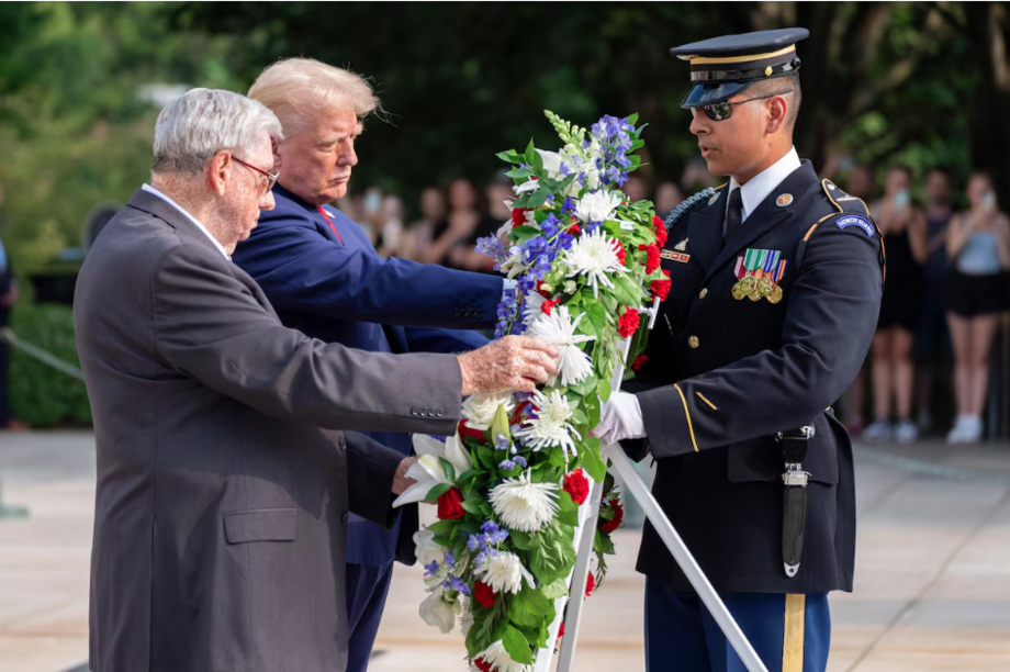Avô do sargento Darin Taylor Hoover, morto no Afeganistão, e Donald Trump participam de cerimônia no 'Túmulo do Soldado Desconhecido', que homenageia militares cujos restos mortais não foram identificados.