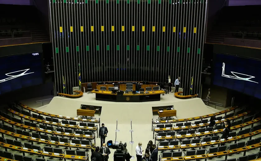 Comissão da Câmara aprova projeto que proíbe cancelamento de planos de saúde em emergências