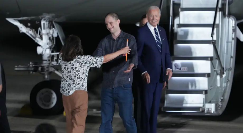 Prisioneiros libertados pela Rússia retornam aos EUA após acordo e são recebidos por Biden
