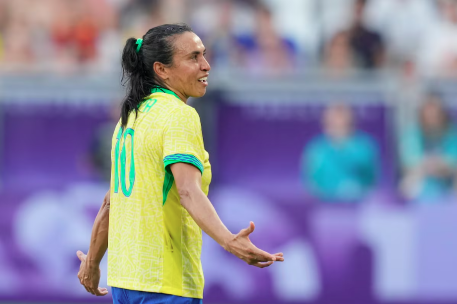 Marta deixa o campo após expulsão contra a Espanha na Olimpíada de 2024.