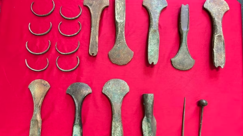 Arqueólogo mostra itens encontrados na República Tcheca.