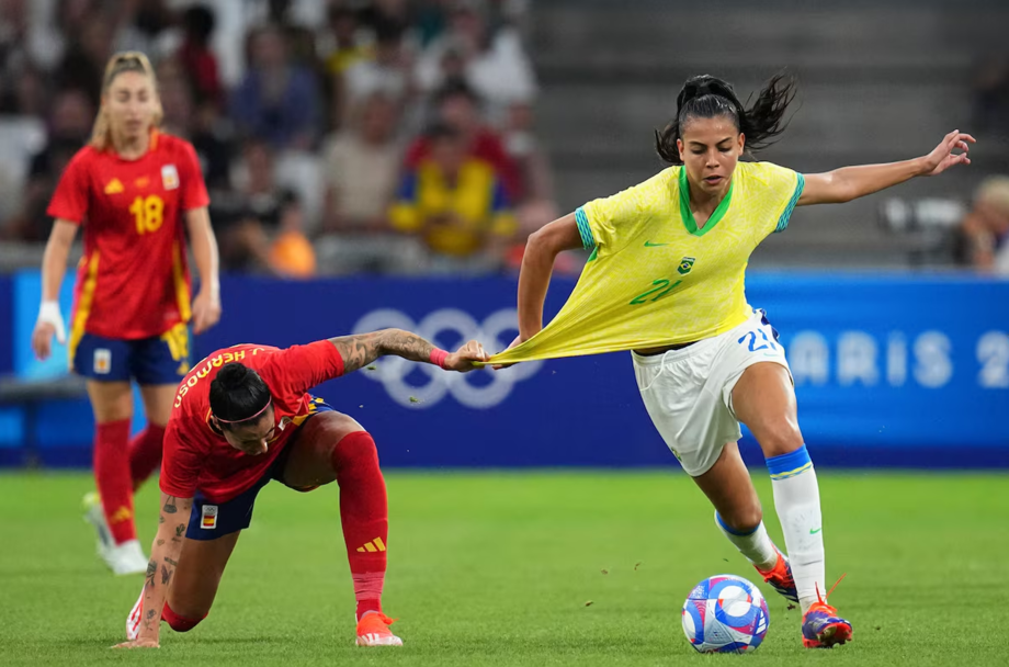 Jenni Hermoso puxa a camisa de Lauren durante a derrota espanhola para o Brasil em Paris-2024