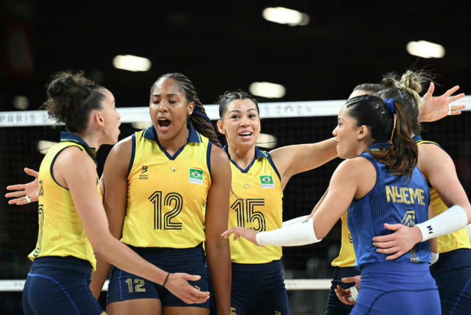 Seleção brasileira feminina de vôlei comemora ponto em partida contra a Turquia