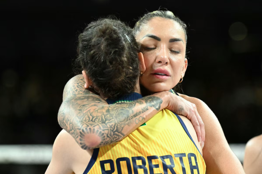Thaísa Daher abraça Roberta após o fim da partida contra a Turquia, que garantiu o bronze no vôlei feminino nas Olímpiadas de Paris 2024