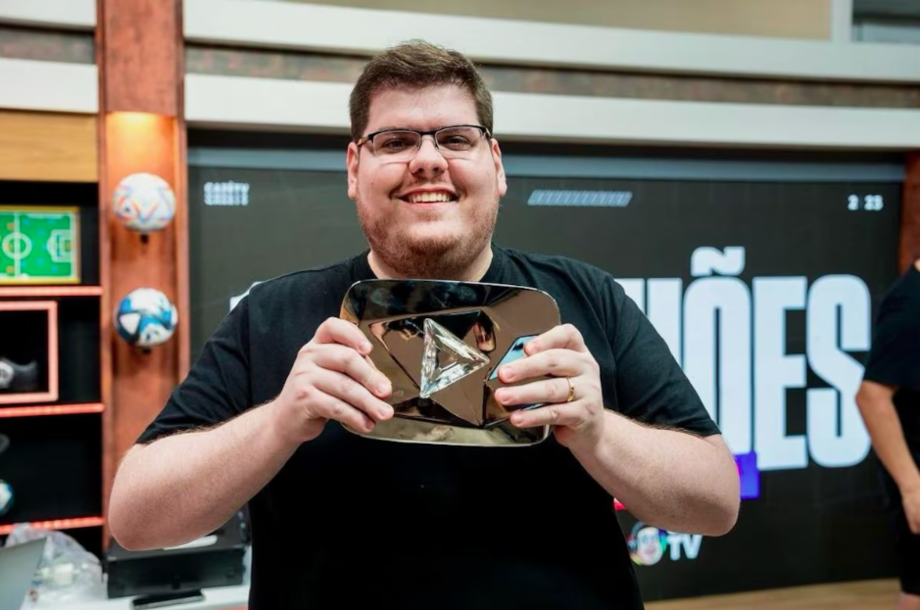 Casimiro Miguel, dono da CazéTV, celebra os 10 milhões de inscritos no canal do Youtube.