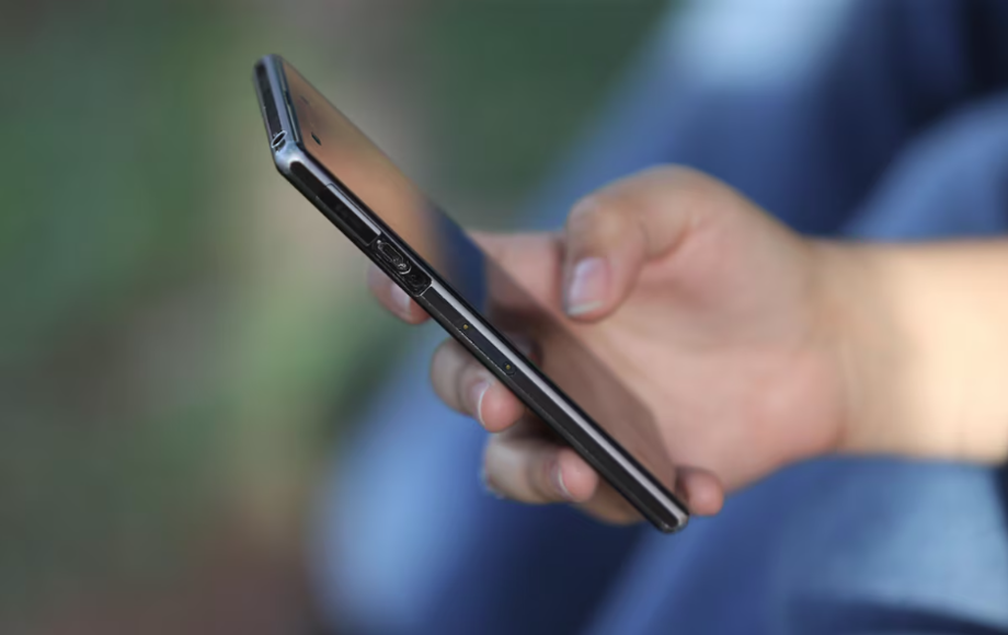 Criminosos tem enviado SMS informando a necessidade de pagamento de taxa para liberação de uma encomenda com um link que leva a uma página falsa com a logomarca dos Correios, para que o pagamento seja feito.