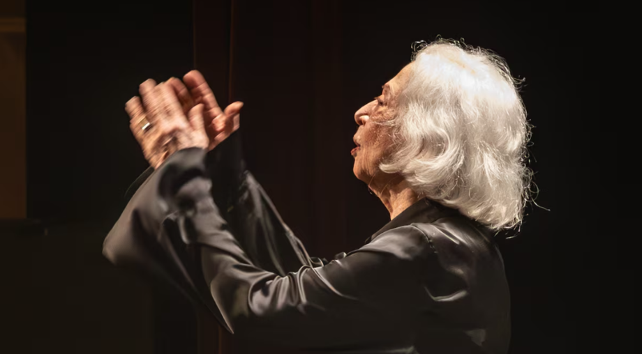 A atriz Fernanda Montenegro na estreia de seu monólogo sobre Simone de Beauvoir, na noite de 20 de junho, no Sesc 14 Bis, em São Paulo