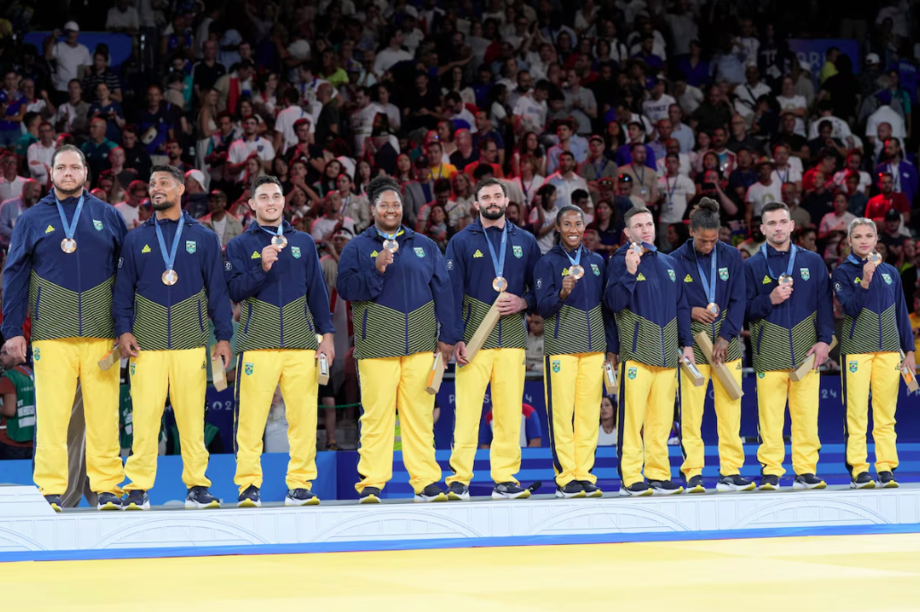 Judocas brasileiros sobem no terceiro lugar do pódio na disputa por equipes mistas do judô