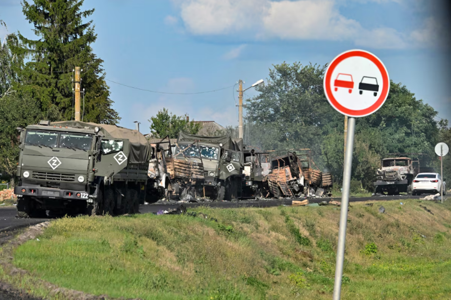Coluna de caminhões militares russos atingida por artilharia da Ucrânia