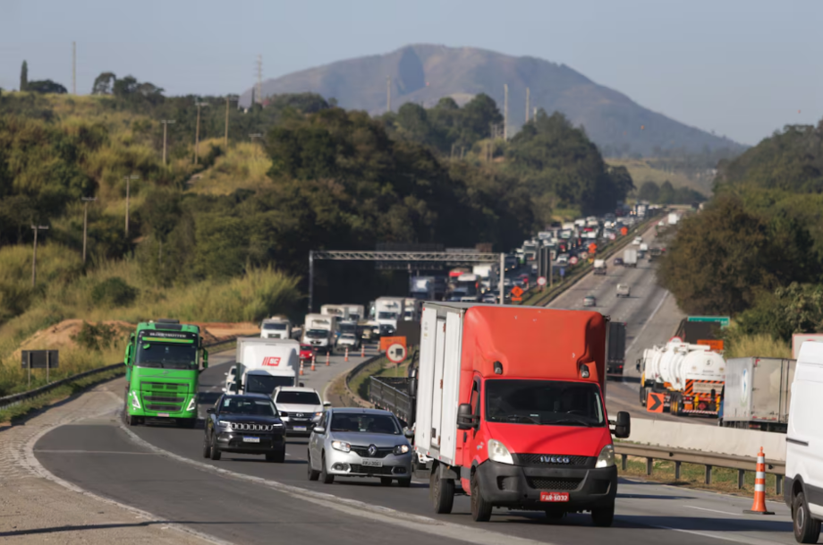 Rodovia Castello Branco sofre bloqueio após acidente entre caminhão e carreta