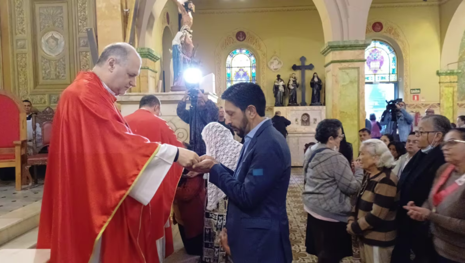 Prefeito Ricardo Nunes (MDB) é elogiado pelo bispo Dom José Nigri, da Diocese de Santo Amaro durante missa que marca o inicio da sua campanha para reeleição à prefeitura.